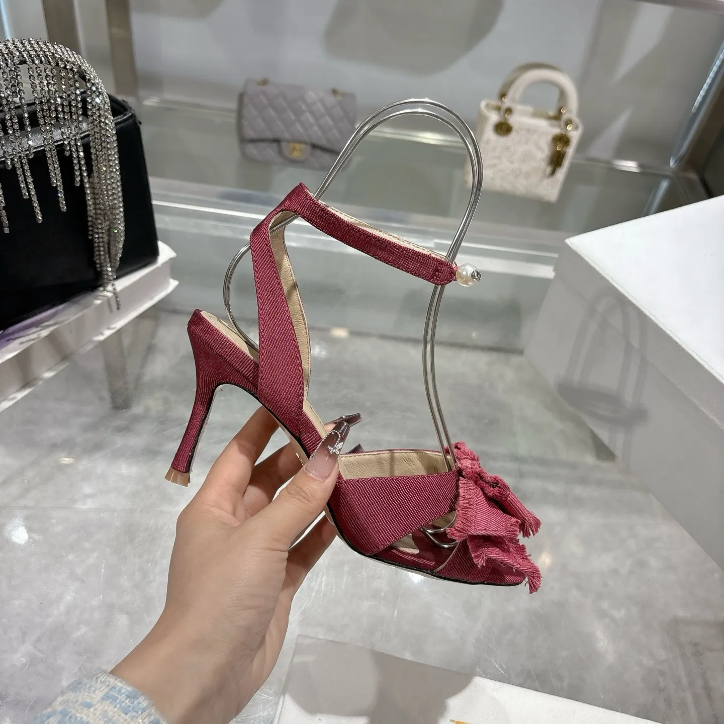 👟👟Ex-factory price 520👟👟 🎆Fringed webbing women's shoes Dior Dior 2024 spring and summer catwalk new Adiorble women's shoes CD star's same fashion tassel bow square head pearl letter logo hardware buckle high-heeled hollow sandals The top high-end version on the market Upper: original customized tassel grosgrain Lining: sheepskin lining foot pad Outsole: Italian leather outsole Heel height: 8.5cm Size: 34-41 (34.40.41. Customization is non-refundable)